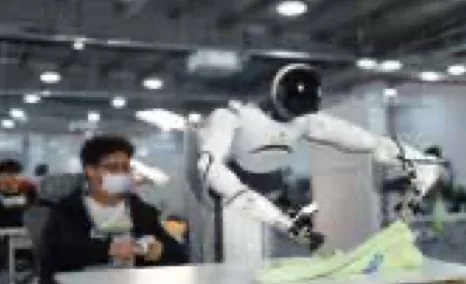 Robot con pinzas manipulando textiles en un entorno de operaciones
